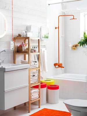 T&auml;ss&auml; Ikean kylpyhuoneessa ei ole hauskoja ideoita s&auml;&auml;stelty: huomaa paitsi upea oranssi suihku, my&ouml;s oranssilla paksulla narulla katosta roikkuva k&auml;sipeili. Godmorgon-allaskaluste kahdella laatikolla 220 e, Strapats-poljinsangot alk. 14,99 e, Storjorm-peili 79 e. Kuva: <span class="photographer"><a href="http://www.ikea.fi" target="_blank">Ikea</a></span>