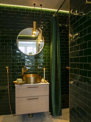 Messinkinen allas, peili, kattovalaisin ja allaskaappi ovat Svedbergiltä. Seinälaatat ovat Pukkilan Urban Atelier -sarjaa, lattialaatat Italia Icon -sarjaa. Jari jakaa sisustusinspiraatiota Instagram-tilillään @kotiograf ja häneltä julkaistaan helmikuussa kirja Talosta kodiksi - Kotiografin askelin.