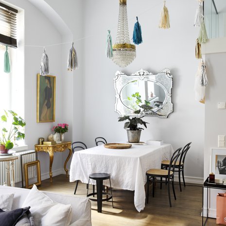 Ruokailunurkkauksen pääosassa on perintönä saatu venetsialaispeili. Paperiset huiskut ovat Pinosta, ja ne jäivät pysyväksi rekvisiitaksi juhlien jälkeen.