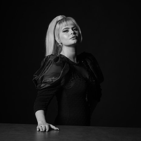 Erika Vikman on aina viihtynyt paremmin vähän vanhempien ihmisten seurassa: "Olen vanha nainen nuoren naisen ruumissa".