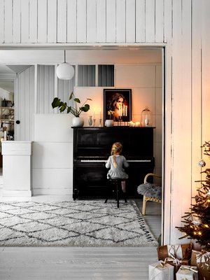 Klaara soittaa  pianoa, joka on soittamista harrastavan Timo-isän heräteostos. Yksi joulun  ohjelmanumeroista on Timon ja Niilo-pojan yhteinen esitys. Suuri matto on Elloksen.   Perheen kotitalo  on rakennettu 1940-luvulla ja toiminut kauppana aina 1960-luvulle saakka.