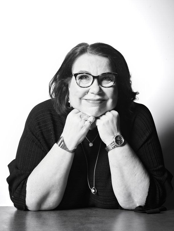 Merja on onnellinen ystävä-porukoistaan: lukupiiristä, skumppa-siskoista ja juhannusseurasta.