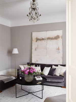 Tanja verhoilutti pitkään perheessä olleen Skannon klassikkosohvan sametilla. Maalaus on Jaro Palmun Wabi Sabi. Kodista löytyy useampi Carina Seth Anderssonin suunnittelema Dagg-vaasi, joissa on aina tuoreita kukkia.