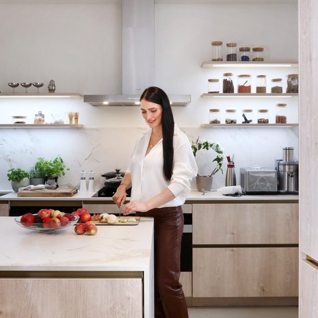 Kotiin tehtiin iso remontti korona- pandemian alkamisen aikoihin. Uusi keittiö valittiin Noblessa-keittiöiden valikoimasta. Tasoon ja välitilaan Sara halusi ehdottomasti dekton-tason, joka kestää kuumuutta ja veitsen iskuja.