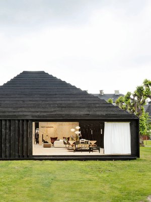 Arkkitehtitoimisto Henning Larsenin suunnittelema paviljonki juhlisti Fritz Hansenia Kööpenhaminan muotoilutapahtumassa.