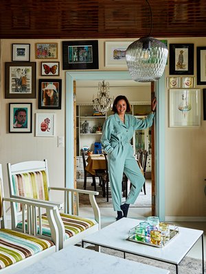 Cathrine von Krogh on taiteellista sukua. Monet olohuoneen tauluista ovat hänen isänsä Pål von Kroghin tekemiä. Jos Cathrine olisi jäänyt Norjaan, hän olisi mahdollisesti perinyt tätinsä sisustussuunnitteluyrityksen. 