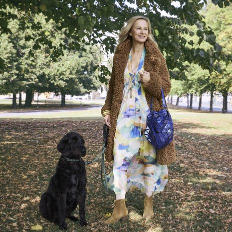 Mark yllättää Miisan usein uniikeilla lahjoillaan. "Mieheni ei osta mitään peruslaukkuja, koska en ole itsekään mikään perus." Globe-laukku, Issey Miyake. Rockandbluen pörrötakki on Muotikuu outletista. Mekko, Forte forte. Bootsit, Red shoe.