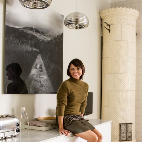 Maija halusi keittiöön taidetta tuomaan oleskelutilamaista tunnelmaa. Suuri valokuvateos on Riitta Souranderin. Katossa on Flosin Splügen Bräu -valaisimet.