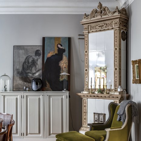 Ruokatilan päätyyn teetettiin kaapisto, joka maalattiin samalla Farrow & Ballin Pavillion Grey -sävyllä kuin seinät. Suuri harmaa hiilipiirros sekä naisen muotokuva ovat Teemu Korpelan töitä. Lasikuvun alla on Irenen äidin tekemä keramiikkapatsas. 