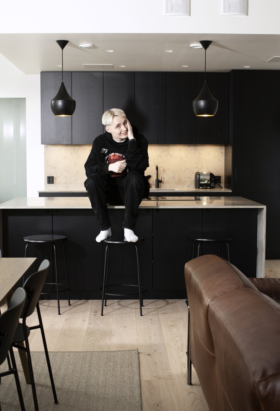 Keittiön Isac valitsi Kvänumin mallistosta. Saarekkeesta löytyvät uuni ja liesi, johon on integroitu myös liesituuletin. Valaisimet ovat Tom Dixonin.