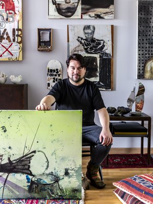 Veikko Halmetojan galleria muutti nimensä Galleria Halmetojaksi vuoden vaihteessa. Galleria aukesi uusissa tiloissa Kalevankadulla maaliskuussa.  Veikko esittelee kuvassa Samppa Törmälehdon maalausta.