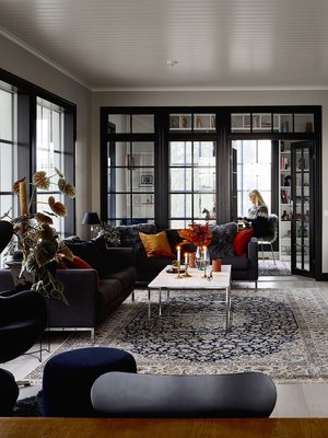 Olohuoneen suurista ikkunoista aukeaa rauhallinen maalaismaisema. Puhdaslinjainen kiertoilmatakka on Hoxterin mallistosta.