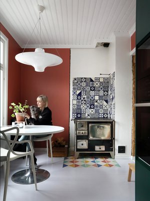 Arkiset ateriat syödään pyöreän pöydän ääressä. Marokkolaiset laatat tuovat väriä vaaleaan lattiaan.