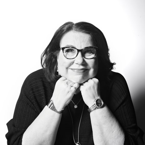 Merja on onnellinen ystävä-porukoistaan: lukupiiristä, skumppa-siskoista ja juhannusseurasta.