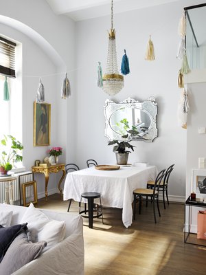 Ruokailunurkkauksen pääosassa on perintönä saatu venetsialaispeili. Paperiset huiskut ovat Pinosta, ja ne jäivät pysyväksi rekvisiitaksi juhlien jälkeen.