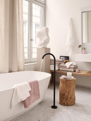 Modernit kylpyhuonekalusteet toimivat vanhassakin talossa,  kun materiaalit, kuten marmorilattia, henkivät mennyttä.  Jakardikuvioiset  kylpypyyhkeet  9,99 e/kpl, H&M Home.