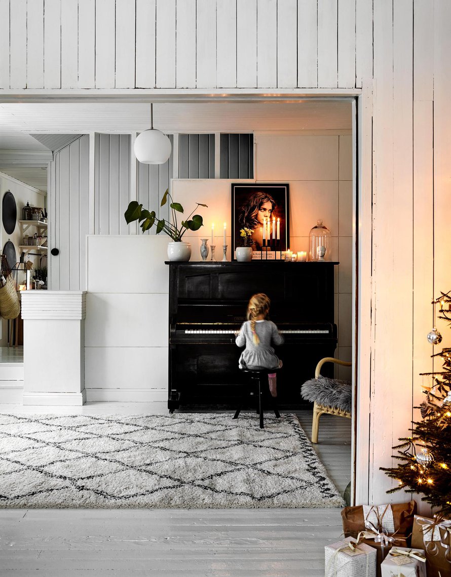 Klaara soittaa pianoa, joka on soittamista harrastavan Timo-isän heräteostos. Yksi joulun ohjelmanumeroista on Timon ja Niilo-pojan yhteinen esitys. Suuri matto on Elloksen. Perheen kotitalo on rakennettu 1940-luvulla ja toiminut kauppana aina 1960-luvulle saakka.