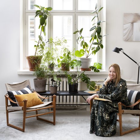 Olohuoneen safarituolit ovat Ikean alkuaikojen tuotantoa ja Bengt Rudan suunnittelemat. Penkki on Ferm Livingin ja matto Koolmatista.