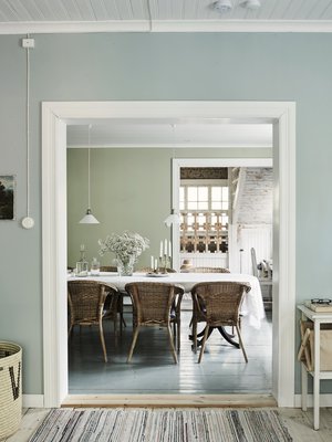 Olohuoneen ja ruokasalin välinen ovi siirrettiin eteisen ja keittiön välille. Tilalle tehtiin tuplasti isompi aukko avaran tunnelman saamiseksi.