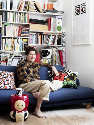 Sohva on lievästi romahtanut lasten pomppimisen seurauksena", Kasper kertoo. Jakkara on Companyn ja se löytyi Kiasman edessä sijaitsevasta Salakaupasta.