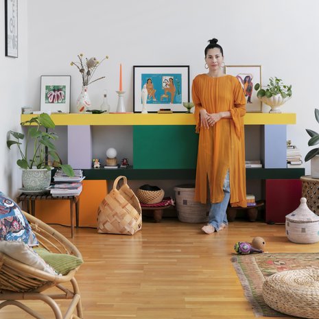 Olohuoneen väripilkku on erivärisistä moduuleista koostuva hylly, jonka Claudian ystävä Lotta Nieminen suunnitteli Helsinki Design Weekin vuoden graafikko -näyttelyynsä.