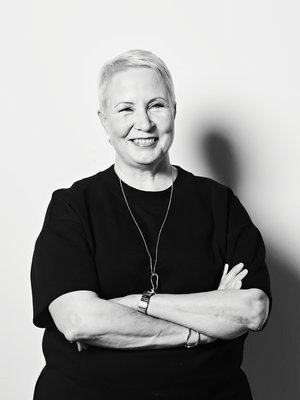 Työyhteisössään Suvi-Annea kiitellään herkkävaistoiseksi äitihahmoksi, joka tuntee alaisensa muutenkin kuin nimeltä.