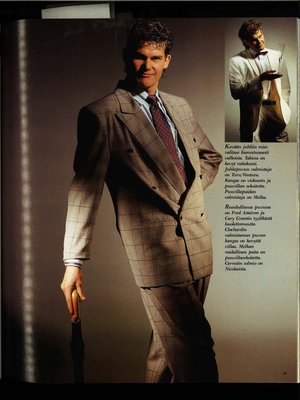 Muotitietoinen kevätmies pukeutui juhliin kokovalkoiseen Turon pukuun. Ruudullisessa villapuvussa on ajan henkeen kuuluva, hartioita korostava leikkaus.