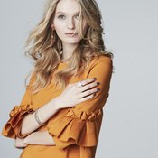 Frillahihainen laatikkopaita 69 e, Cos. Conscious Exlusive -malliston hame 30 e, H&M. Korvakorut 110 e, Valkoinen Elefantti. Timanttirannekorut 1 380 e – 5 900 e/kpl ja 2,03 karaatin timanttisormus 7 600 e, Rubens.