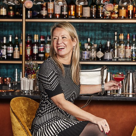 Lilli harrastaa viinejä. Farougessa hän tilaa meze-valikoiman kylkeen lasillisen libanonilaista Chateau Musarin punaviiniä. Drinkeistä hän valitsee espressomartinin. Mustavalkoinen mekko, H&M. Mustat nilkkurit, Filippa K. Korvakorut, Uno de 50.