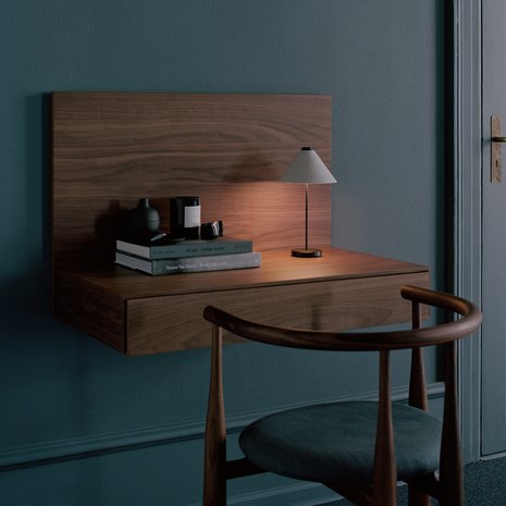 New Worksin Tana-sarjaan kuuluu seinään kiinnitettävä työpöytä, yöpöydät ja seinähyllyt, joilla saa yhtenäisen ilmeen.