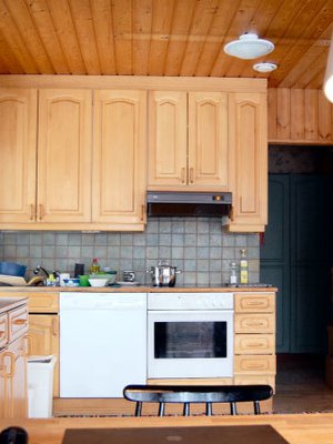 <p><p>70-luvun omakotitalon keittiö vaati täydellistä muutosta. Keittiöön haluttiin valoa, avaruutta ja selkeyttä. </p></p>