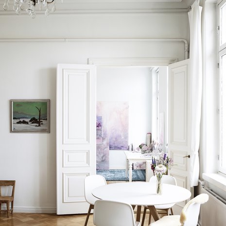 Asunto on huikean valoisa. Carolina ja Sam sijoittivat Samin äidiltä häälahjaksi saamansa Hayn pyöreän pöydän ja tuolit ikkunan eteen. Pariovet johtavat ateljeehen.