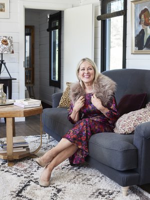 Karvakaulus oli osa Tara Jarmonin takkia, josta Maarit luopui. Kukkamekko, Zara. Vaaleat Geoxin korkokengät ovat Pariisista. Korva-korut ovat lapsenlapsen tekemät.