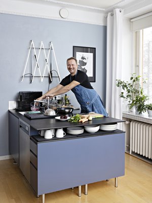 Mikko Silvennoinen pitää leipomisesta ja ruoanlaitosta. Suosikkiasia keittiössä on käytännöllinen saareke: sen äärellä tapahtuu kaikki. Kipot ja kupit ovat helposti käsillä avohyllyssä. Asmo-puolison tekemässä valoteoksessa on paris-kunnan nimikirjaimet.