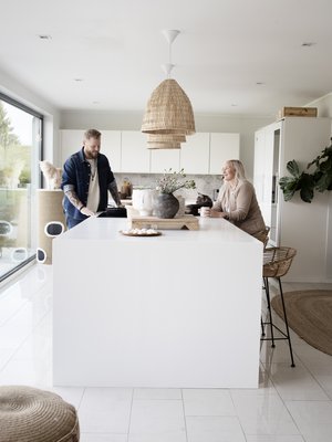 Jutta ja Juha kokkaavat mielellään. Jutta kertoo, että käytti fitness-vuosinaan pitkän ajan eväsboksien kuljettamiseen ja ruokien punnitsemiseen, mutta enää sille ei ole tarvetta.