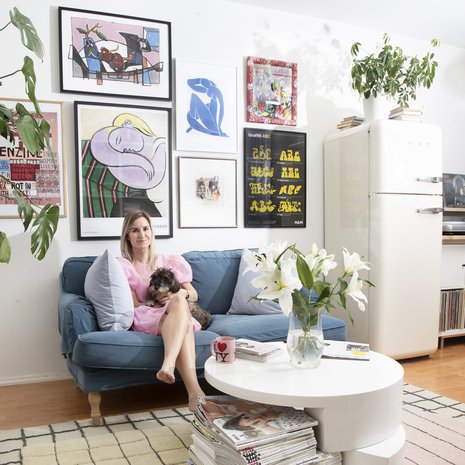 Sisko esitti isälleen toiveen sohvasta, kun valmistui medianomiksi kesällä 2017. "Ajattelin pitkään, että en halua sohvaa, koska en muuten tekisi muuta kuin lojuisi siinä. Niin siinä kävikin." Sohva on Ikeasta. Julisteita Sisko on ostanut mm. Lanzarotelta ja New Yorkista.