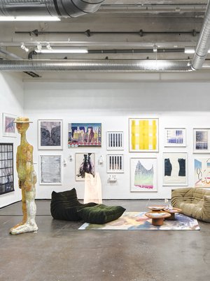 Helsingin Kaapelitehtaalla järjestettävässä TEOS-tapahtumassa yhdistyy taidegrafiikka ja veistostaide. Kuva TEOS 2020 -tapahtumasta.