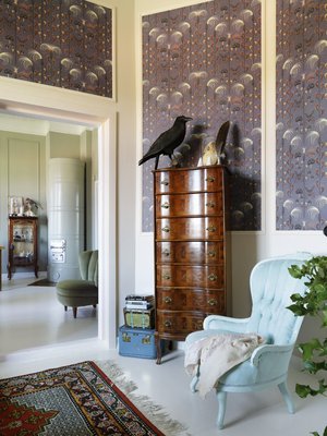 Huoneen vaaleanpunainen sävy on Farrow & Ballin Pink Ground. Nojatuoli on lahja ystävältä. Korkea antiikkilipasto on kirpputorilöytö.