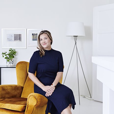 ”Jos en tiedä mitä pukisinpäälle, valitsen tämän Espritin mekon. Vastaaviatummansinisiä luottomekkoja minulla on ollutennenkin. Ted Bakerin korkokengät ovat yli 10 vuotta vanhat, arkisin en käytä näin korkeita korkoja