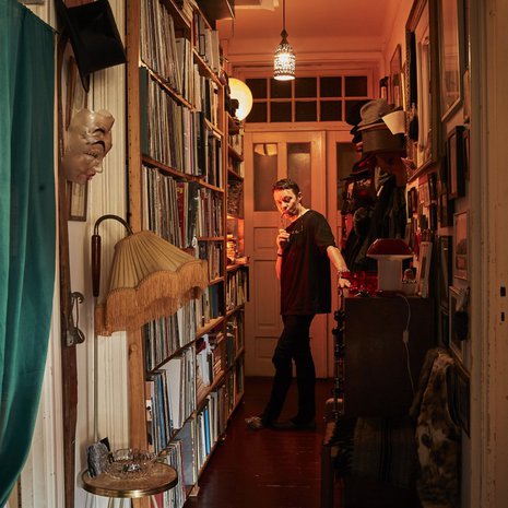 Vinyylit ja taidekirjat ovat valloittaneet lisätilaa eteisestä. Niko opetta Aalto-yliopistossa ja pitää siitä, että referenssikirjallisuus on kotona, aina käden ulottuvilla.