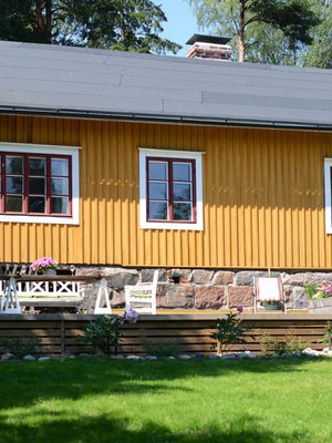 Villa Tallbo Espoossa, rakennusaika 1800-luvun j&auml;lkipuoli. Torpassa oli alun perin kaksi huonetta ja tulisijaa sek&auml; kylm&auml; maapohjainen osa kotiel&auml;imille. Torppaa laajennettiin 1910- ja 1920-luvuilla. Asuinneli&ouml;it&auml; on 120. Talo on maalattiin perinteisell&auml; keltamultamaalilla.&nbsp; 