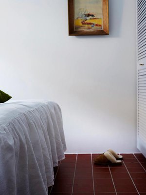 Pellavakankainen helmalakana 59,90 e, H&M Home. Tyynyt kuvausrekvisiittaa. Vaatekaappien mäntypuusäleovet ovat Bauhausista ja ne on maalattu vaaleanharmaaksi. Lattian kivipuristelaatat 15 x 15 cm, Kaakelikeskus.