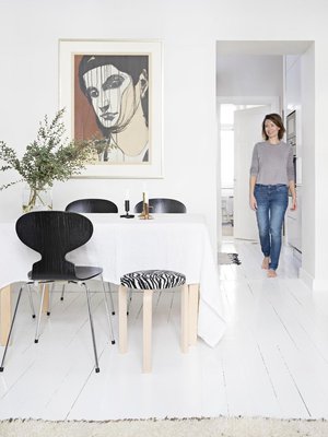 Monen kerroksen alta löytyneen lankkulattian pakkeloiminen oli kova työ, Eva-Marie Eriksson sanoo. Teos seinällä on Kuutti Lavosen Medeia.