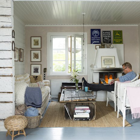 Hukkatilana olleen vanhan varastohuoneen seinät avattiin ja saatiin paikka oleskeluhuoneelle. Sisalmatto ja sohva ovat Ikeasta.Hukkatilana olleen vanhan varastohuoneen seinät avattiin ja saatiin paikka oleskeluhuoneelle. Sisalmatto ja sohva ovat Ikeasta.