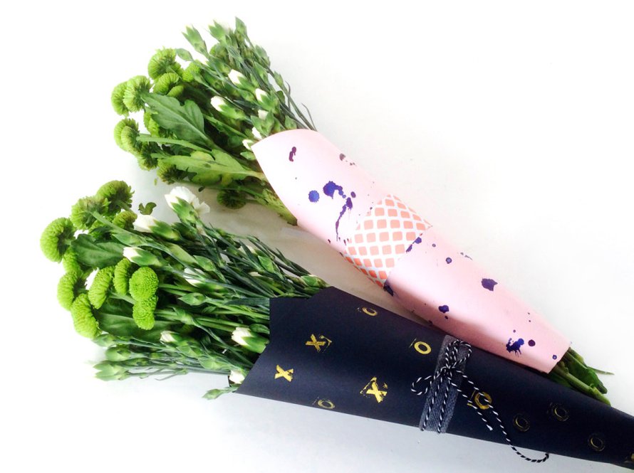 XOXOXO - suukkoja! Kultaiset leimaukset mustalla paperilla ovat supertyylik&auml;s yhdistelm&auml;. Roiskepaperi t&auml;ydentyi kuviollisella paperinpalalla. Krysanteemit ja neilikat sopivat loistavasti samaankin kimppuun. 