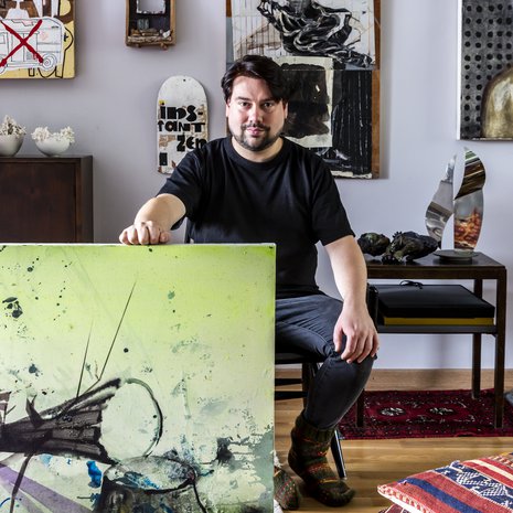 Veikko Halmetojan galleria muutti nimensä Galleria Halmetojaksi vuoden vaihteessa. Galleria aukesi uusissa tiloissa Kalevankadulla maaliskuussa.  Veikko esittelee kuvassa Samppa Törmälehdon maalausta.