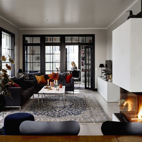 Olohuoneen suurista ikkunoista aukeaa rauhallinen maalaismaisema. Puhdaslinjainen kiertoilmatakka on Hoxterin mallistosta.