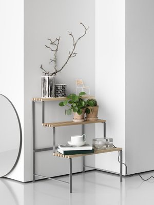 Design House Stockholmin  viherkasveille tarkoitettu tikas muistuttaa vanhanajan kukkatelineitä. Sirolle kalusteelle voi tehdä monenlaisia sommitelmia.  Flower pot stand  217 e, finnish-designshop.com.
