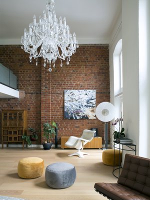 Vanhan kodin valkoinen nahkainen Karuselli -tuoli löysi paikkansa korkean ikkunan edessä. Taideteos on Marcus Eekin. Mooin suuri valkoinen Filigree -lattiavalaisin luo valolla tilaan kauniin filigraanimaisen kuvion.