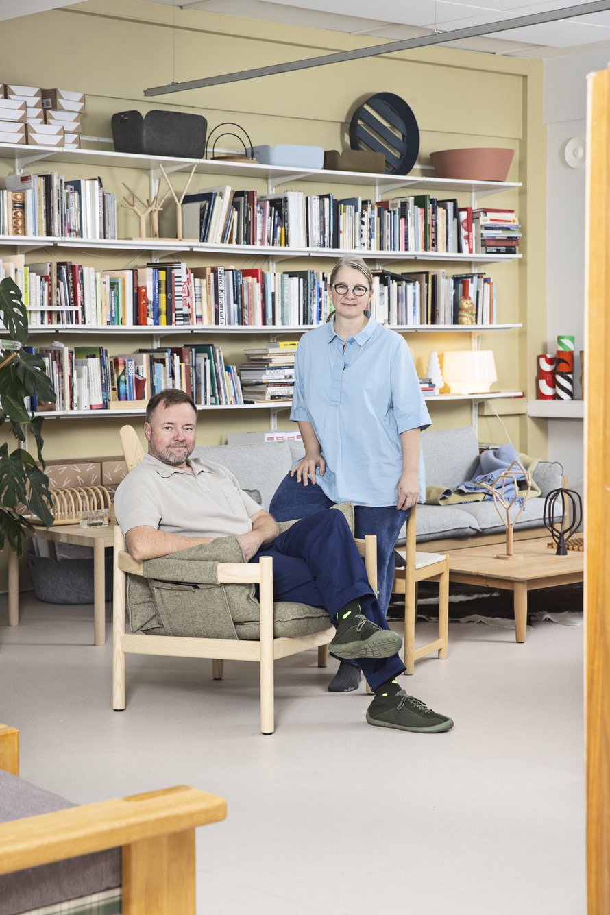 Suunnittelijapariskunta Mika ja Julie Tolvanen toimistollaan Lauttasaaressa